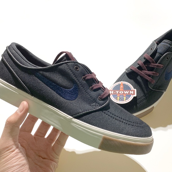 navy blue nike skate shoes